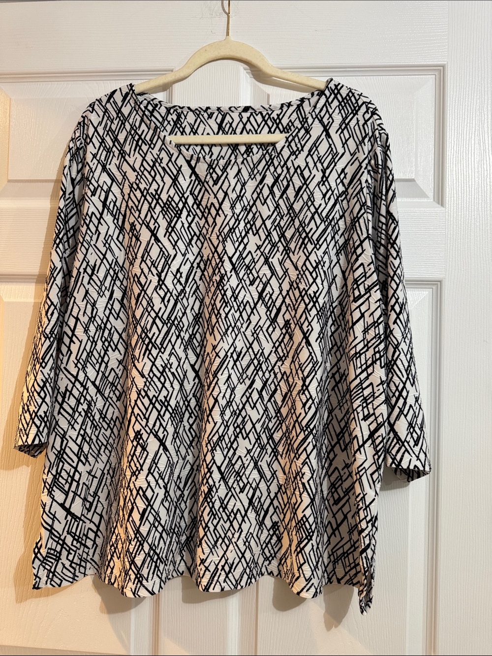 Women's Black & White Patterned Pullover Top